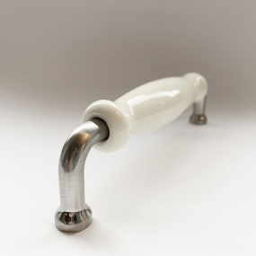Poignée classique Liath porcelaine / aluminium brossé