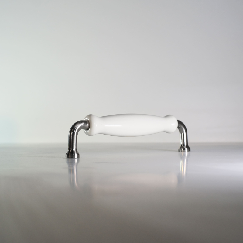 Poignée classique Liath porcelaine / aluminium brossé